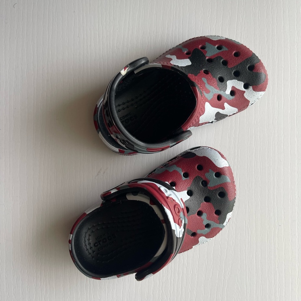 4c red camo crocs